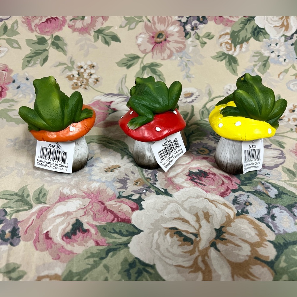 Colorful Frog Mushroom Figurines set - Picture 3 of 6